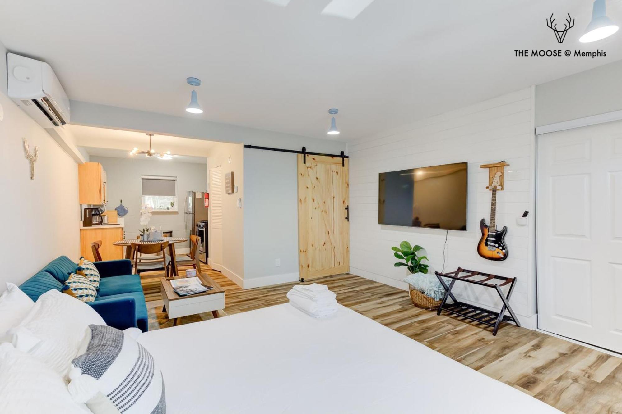 The Moose #11 - Luxe Modern Loft With King Bed, Free Parking & Wi-fi *
