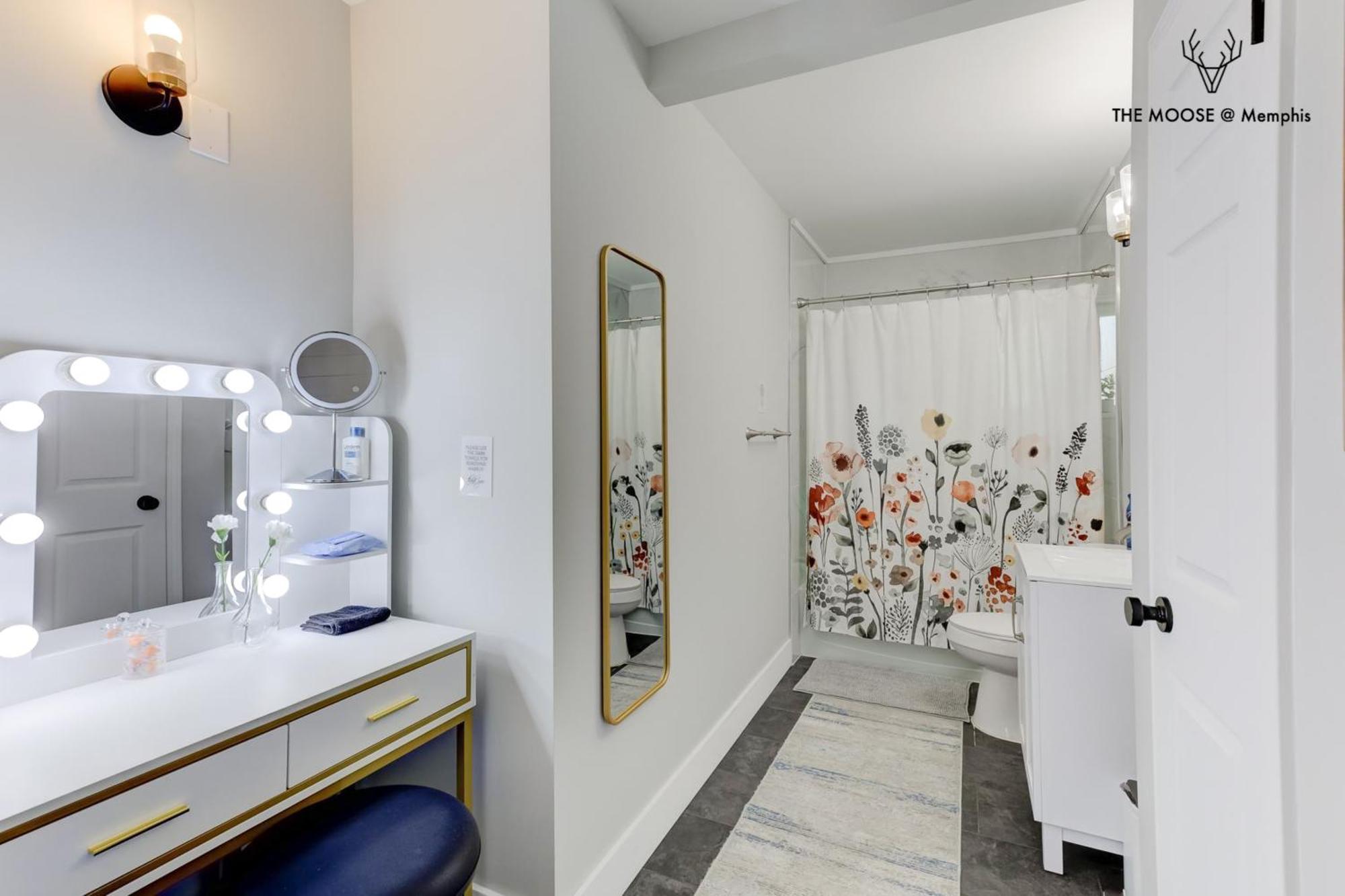 The Moose #11 - Luxe Modern Loft With King Bed, Free Parking & Wi-fi *