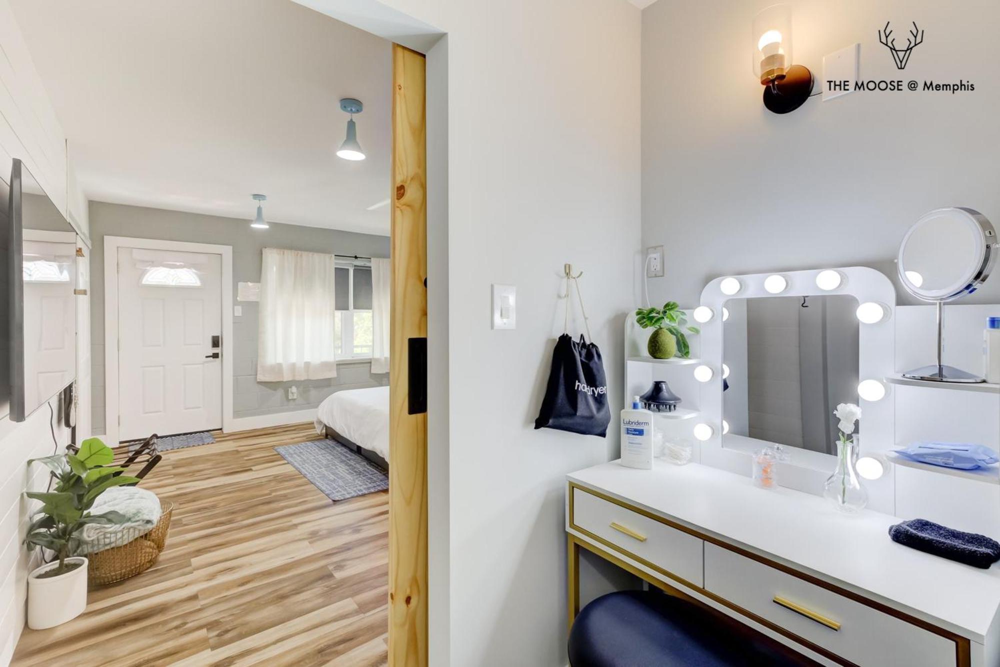 The Moose #11 - Luxe Modern Loft With King Bed, Free Parking & Wi-fi *